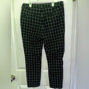 Old Navy Pixie High Rise Trousers (Size Medium)
